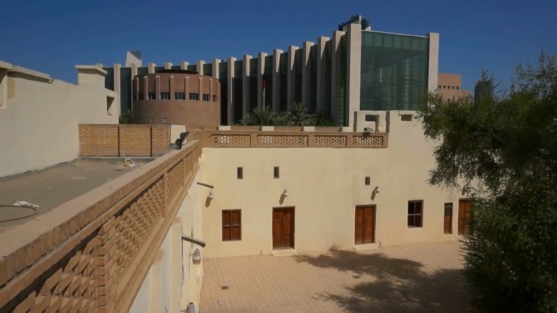 متحف ، بناء وابواب خشبيه تمثل بيت البدر في الكويت وهو من الاماكن التاريخية في الكويت