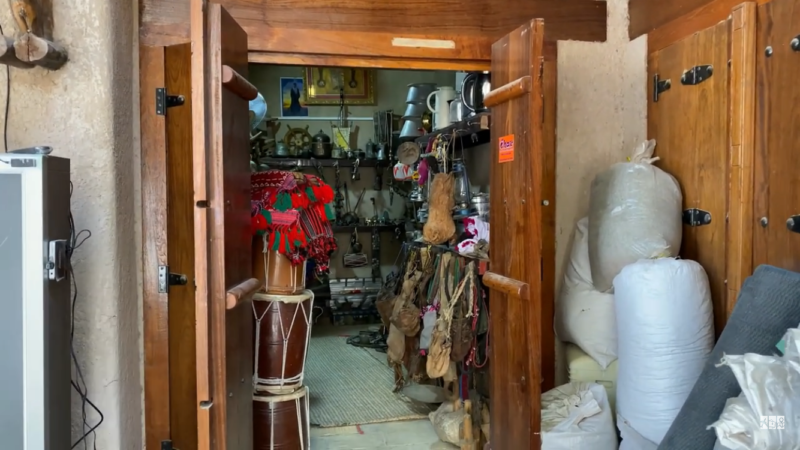 سوق بهلاء التقليدي ، دكان قديم وباب خشبي مفتوح