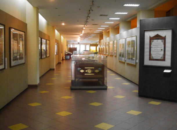 ممر و لوحات في متحف بيت القرآن في البحرين 