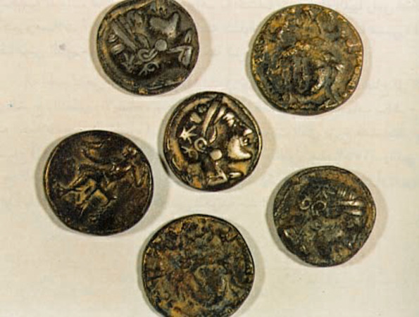 عملات نقدية قديمة عثر عليها في جزيرة فيلكا في الكويت وهو من الاماكن التاريخية في الكويت