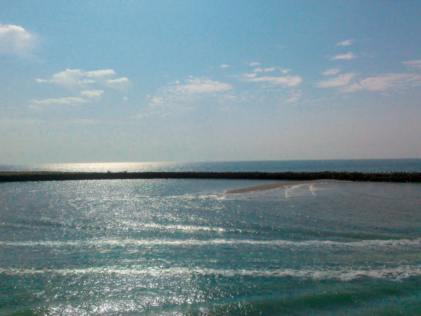 بحر و سماء زرقاء ، يمثل المكان جزيرة فيلكا في الكويت وهي من الاماكن التاريخية في الكويت
