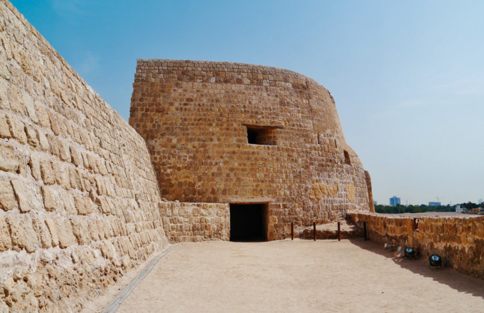 بناء أثري ، قلعة البحرين في ضاحية السيف