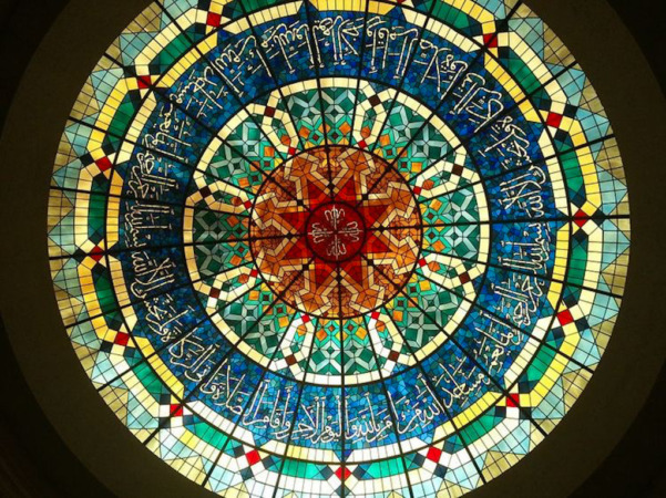 قبة مصنوعة من الزجاج الملون في مسجد بيت القرآن في البحرين