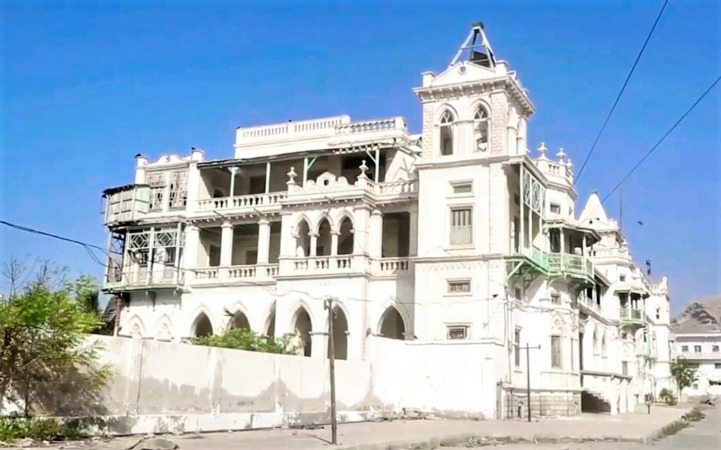 بناء باللون الابيض يمثل قصر السلطان القعيطي
