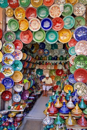 دكان لبيع الاواني التقليدية المزخرفة في مراكش المغرب