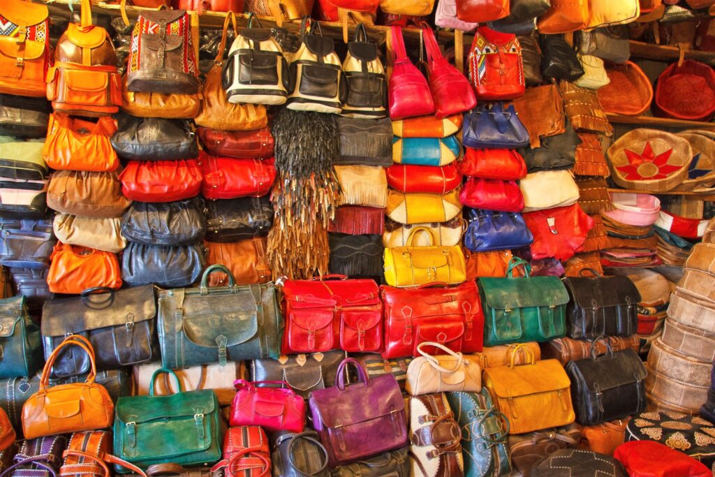محل حقائب جلدية ملونة في المغرب