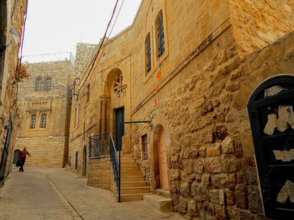 شارع ومنازل عتيقة في بلدة الخليل القديمة