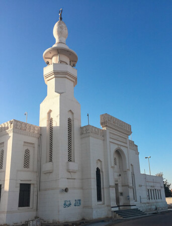 بناء يمثل جامع مسجد التوبة في تبوك السعودية