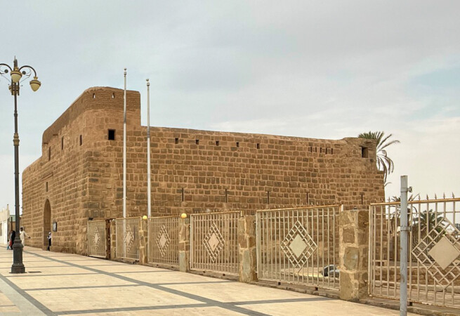 بناء يمثل قلعة تبوك الأثرية في السعودية