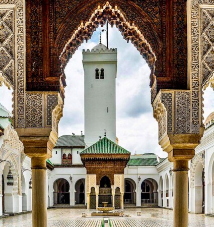 باحة و عواميد واقواس جامع القرويين في المغرب