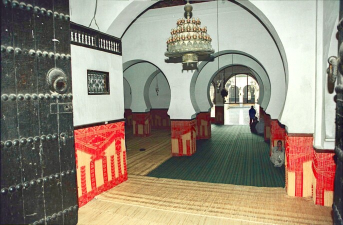 اقواس و زخارف داخل جامع القرويين في المغرب