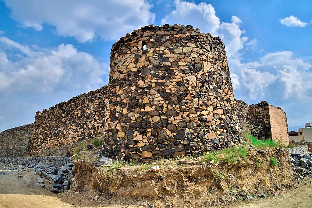 قلعة أثرية قديمة تمثل قلعة شمسان التاريخية في ابها السعودية